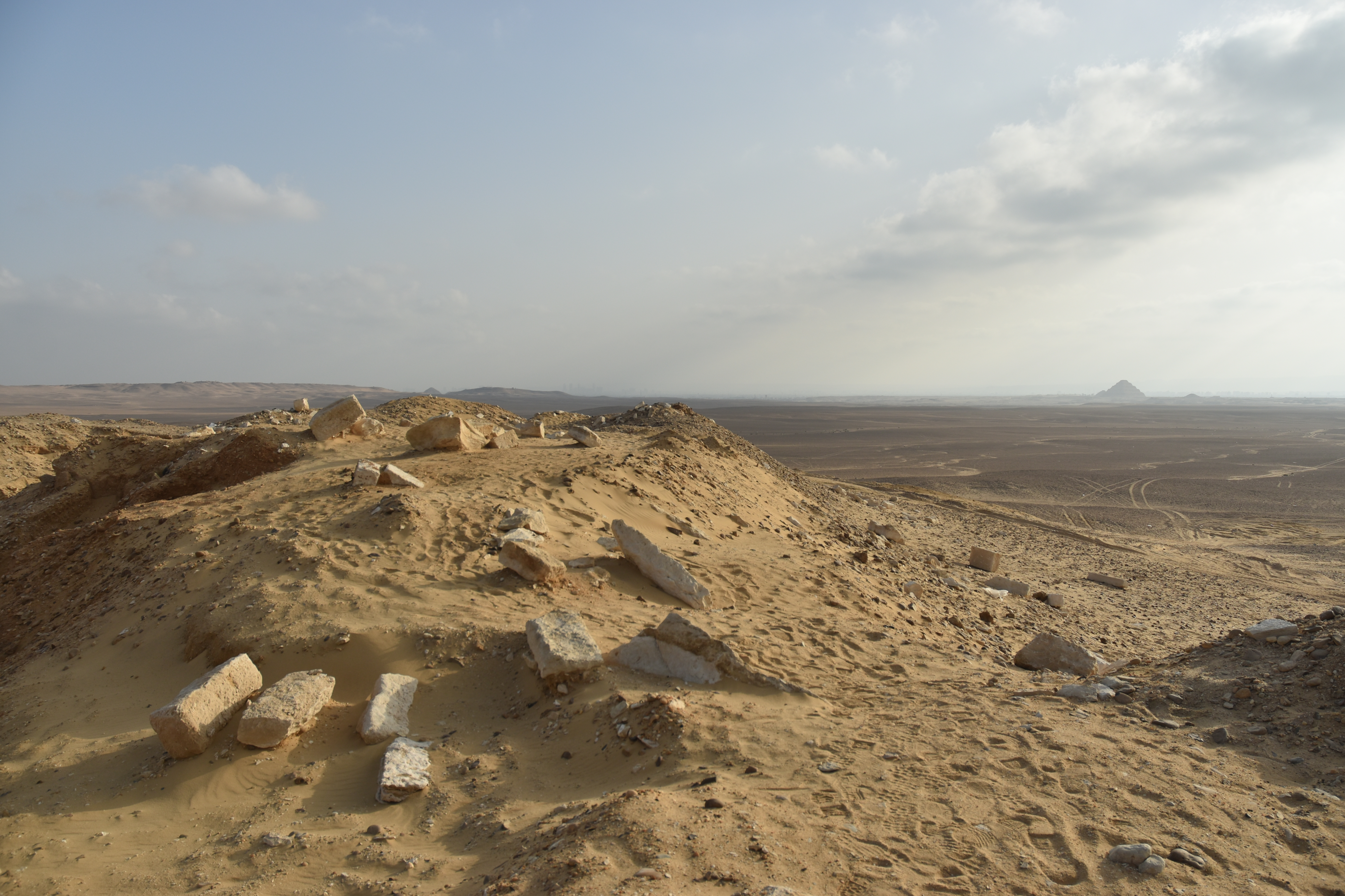 De necropolis van Sakkara ligt in een uithoek van de woestijn