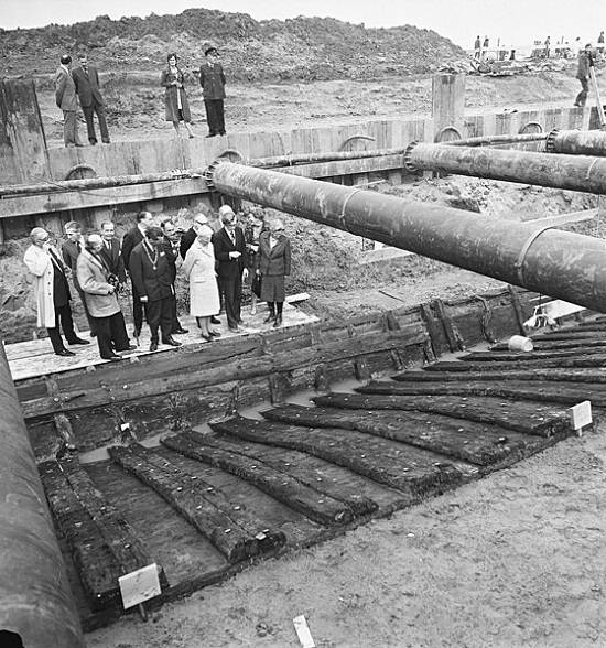 Koningin Juliana bezoekt de opgraving van de schepen in Zwammerdam, 29 maart 1974.